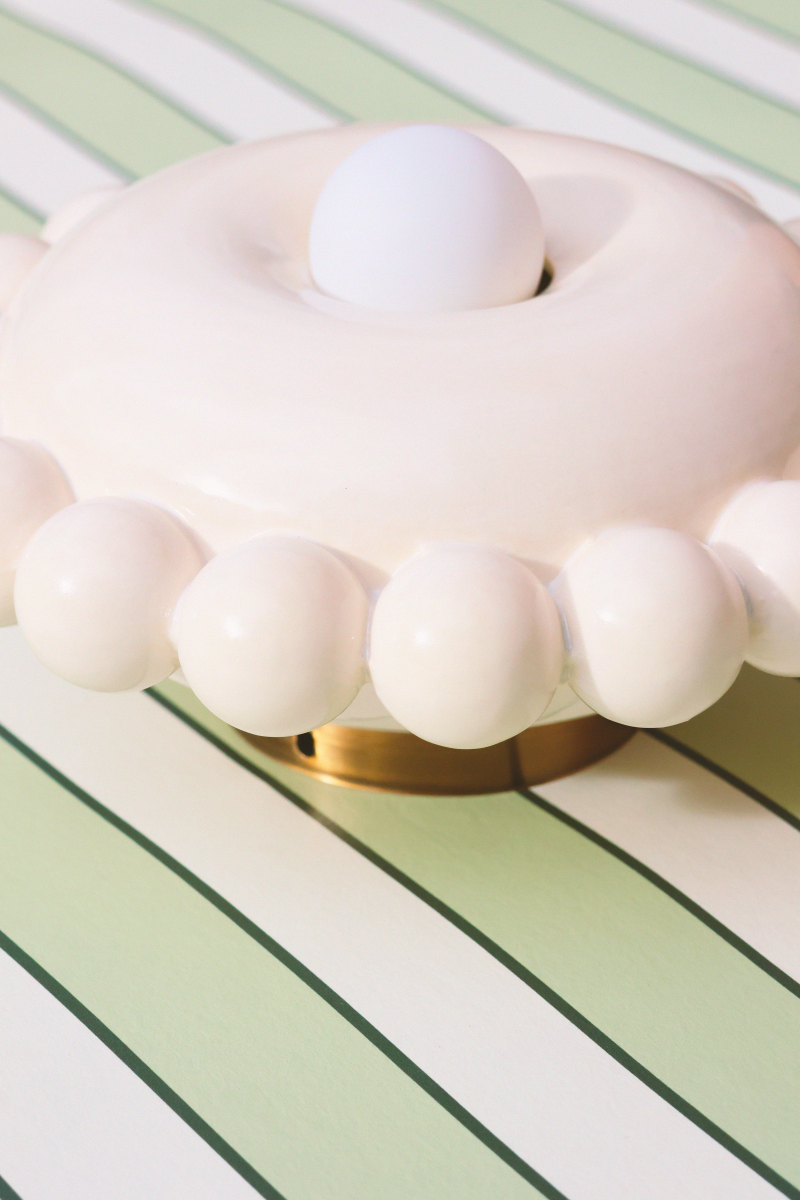 Comme une envie de casser les angles, cette collection Luna tout en rondeur est une ode à la douceur avec une touche très décorative et intemporelle.

La première de la collection Luna est née d’une envie personnelle, lors de leur emménagement : créer des appliques murales comme des bijoux de mur, capables de dialoguer aussi bien avec un fond uni qu’avec un papier peint à motif.

Depuis, la collection s’est naturellement déclinée en plusieurs formats.
