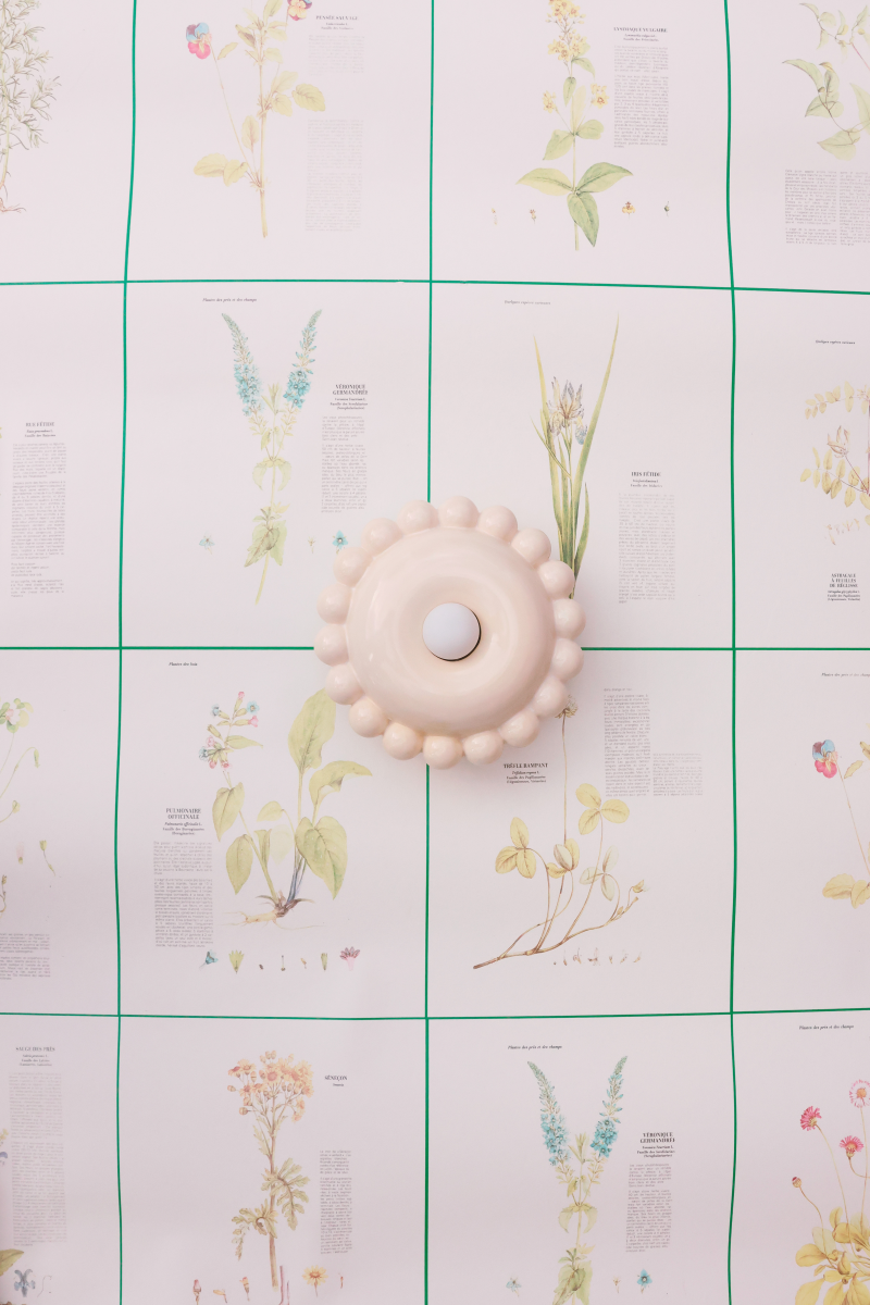 Comme une envie de casser les angles, cette collection Luna tout en rondeur est une ode à la douceur avec une touche très décorative et intemporelle.

La première de la collection Luna est née d’une envie personnelle, lors de leur emménagement : créer des appliques murales comme des bijoux de mur, capables de dialoguer aussi bien avec un fond uni qu’avec un papier peint à motif.

Depuis, la collection s’est naturellement déclinée en plusieurs formats.