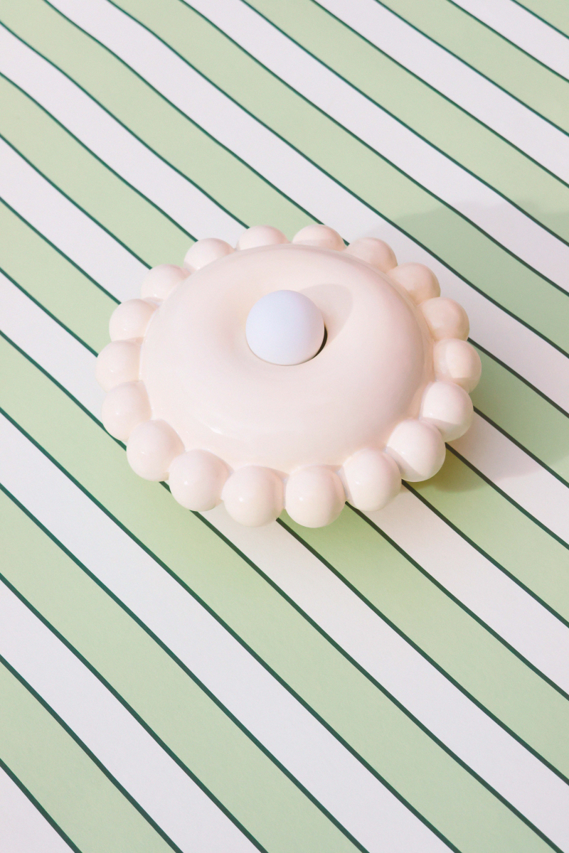 Comme une envie de casser les angles, cette collection Luna tout en rondeur est une ode à la douceur avec une touche très décorative et intemporelle.

La première de la collection Luna est née d’une envie personnelle, lors de leur emménagement : créer des appliques murales comme des bijoux de mur, capables de dialoguer aussi bien avec un fond uni qu’avec un papier peint à motif.

Depuis, la collection s’est naturellement déclinée en plusieurs formats.