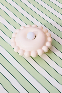 Comme une envie de casser les angles, cette collection Luna tout en rondeur est une ode à la douceur avec une touche très décorative et intemporelle.

La première de la collection Luna est née d’une envie personnelle, lors de leur emménagement : créer des appliques murales comme des bijoux de mur, capables de dialoguer aussi bien avec un fond uni qu’avec un papier peint à motif.

Depuis, la collection s’est naturellement déclinée en plusieurs formats.
