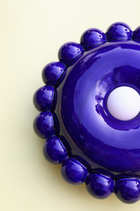 Comme une envie de casser les angles, cette collection tout en rondeur est une ode à la douceur avec une touche très décorative et intemporelle. 

La première pièce de la collection Luna est née d’une envie personnelle, lors de leur emménagement : créer des appliques murales comme des bijoux de mur, capables de dialoguer aussi bien avec un fond uni qu’avec un papier peint à motif. 

Depuis, la collection s’est naturellement déclinée en plusieurs formats.