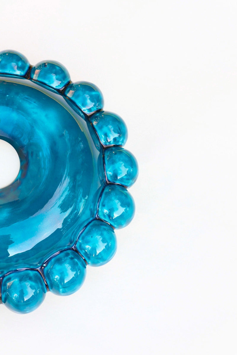 Comme une envie de casser les angles, cette collection Luna tout en rondeur est une ode à la douceur avec une touche très décorative et intemporelle.

La première de la collection Luna est née d’une envie personnelle, lors de leur emménagement : créer des appliques murales comme des bijoux de mur, capables de dialoguer aussi bien avec un fond uni qu’avec un papier peint à motif.

Depuis, la collection s’est naturellement déclinée en plusieurs formats.