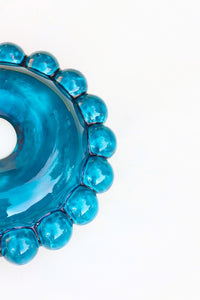 Comme une envie de casser les angles, cette collection Luna tout en rondeur est une ode à la douceur avec une touche très décorative et intemporelle.

La première de la collection Luna est née d’une envie personnelle, lors de leur emménagement : créer des appliques murales comme des bijoux de mur, capables de dialoguer aussi bien avec un fond uni qu’avec un papier peint à motif.

Depuis, la collection s’est naturellement déclinée en plusieurs formats.