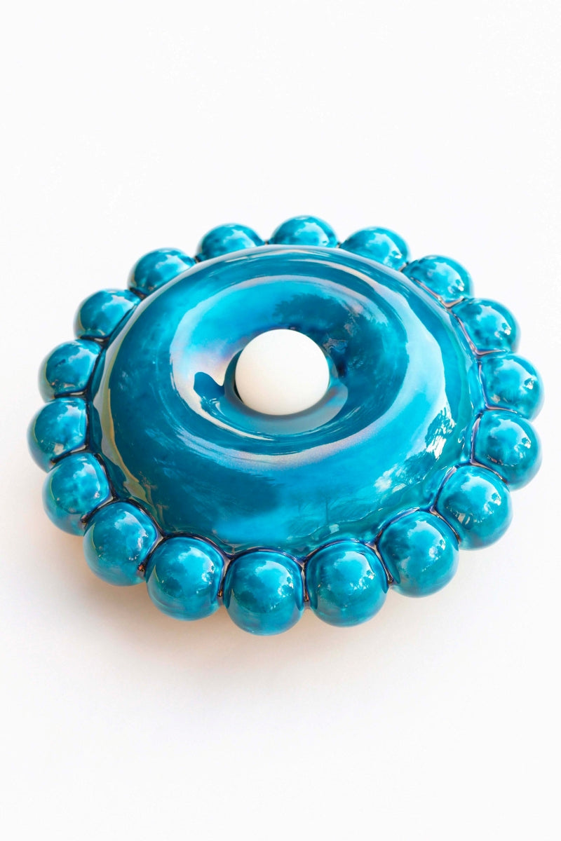 Comme une envie de casser les angles, cette collection tout en rondeur est une ode à la douceur avec une touche très décorative et intemporelle. 

La première pièce de la collection Luna est née d’une envie personnelle, lors de leur emménagement : créer des appliques murales comme des bijoux de mur, capables de dialoguer aussi bien avec un fond uni qu’avec un papier peint à motif. 

Depuis, la collection s’est naturellement déclinée en plusieurs formats.