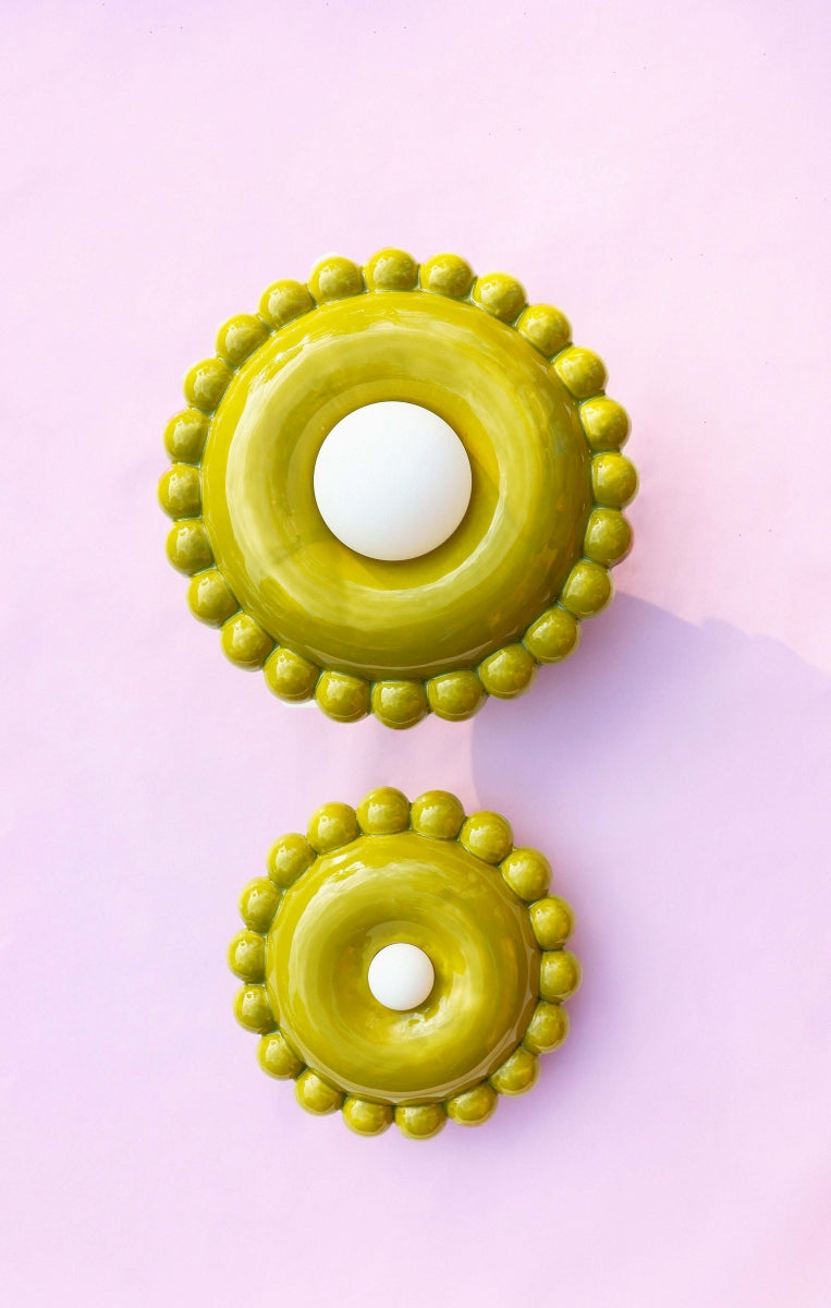 Comme une envie de casser les angles, cette collection Luna tout en rondeur est une ode à la douceur avec une touche très décorative et intemporelle.

La première de la collection Luna est née d’une envie personnelle, lors de leur emménagement : créer des appliques murales comme des bijoux de mur, capables de dialoguer aussi bien avec un fond uni qu’avec un papier peint à motif.

Depuis, la collection s’est naturellement déclinée en plusieurs formats.