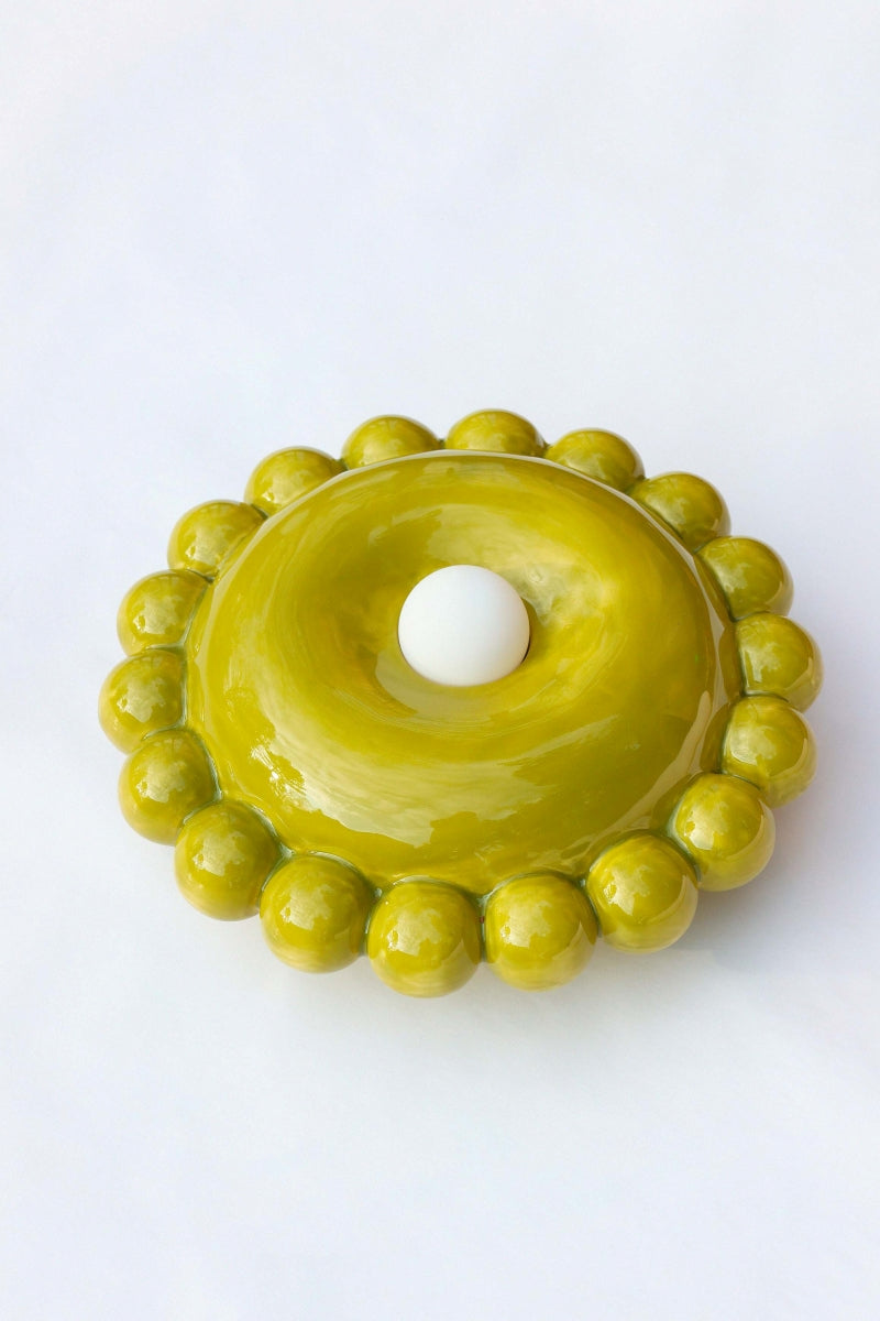 Comme une envie de casser les angles, cette collection Luna tout en rondeur est une ode à la douceur avec une touche très décorative et intemporelle.

La première de la collection Luna est née d’une envie personnelle, lors de leur emménagement : créer des appliques murales comme des bijoux de mur, capables de dialoguer aussi bien avec un fond uni qu’avec un papier peint à motif.

Depuis, la collection s’est naturellement déclinée en plusieurs formats.