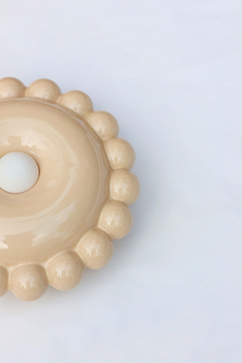 Comme une envie de casser les angles, cette collection Luna tout en rondeur est une ode à la douceur avec une touche très décorative et intemporelle.

La première de la collection Luna est née d’une envie personnelle, lors de leur emménagement : créer des appliques murales comme des bijoux de mur, capables de dialoguer aussi bien avec un fond uni qu’avec un papier peint à motif.

Depuis, la collection s’est naturellement déclinée en plusieurs formats.