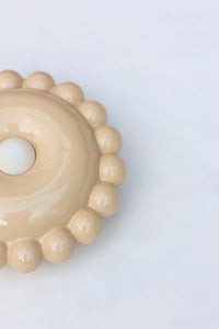 Comme une envie de casser les angles, cette collection Luna tout en rondeur est une ode à la douceur avec une touche très décorative et intemporelle.

La première de la collection Luna est née d’une envie personnelle, lors de leur emménagement : créer des appliques murales comme des bijoux de mur, capables de dialoguer aussi bien avec un fond uni qu’avec un papier peint à motif.

Depuis, la collection s’est naturellement déclinée en plusieurs formats.