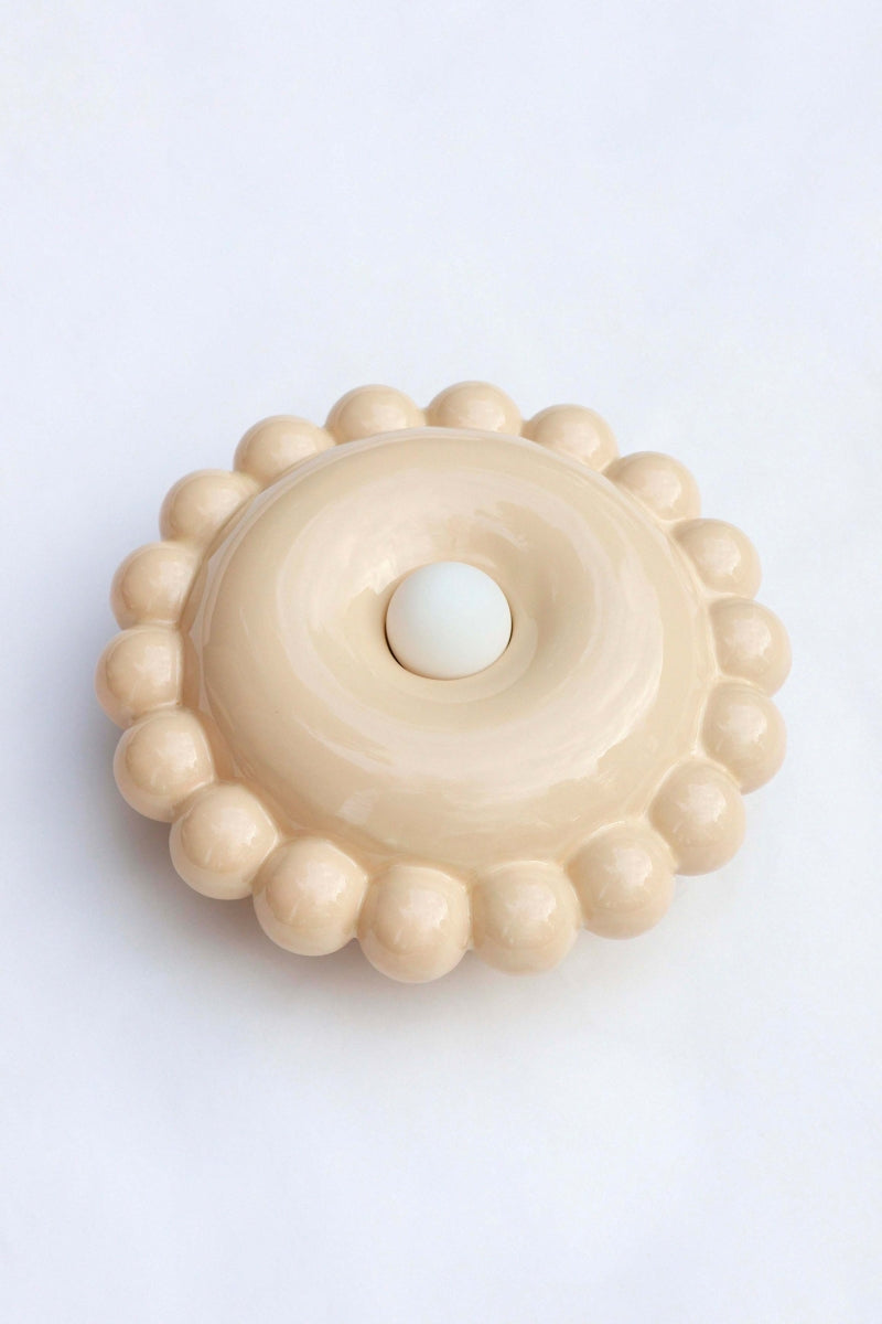 Comme une envie de casser les angles, cette collection tout en rondeur est une ode à la douceur avec une touche très décorative et intemporelle. 

La première pièce de la collection Luna est née d’une envie personnelle, lors de leur emménagement : créer des appliques murales comme des bijoux de mur, capables de dialoguer aussi bien avec un fond uni qu’avec un papier peint à motif. 

Depuis, la collection s’est naturellement déclinée en plusieurs formats.