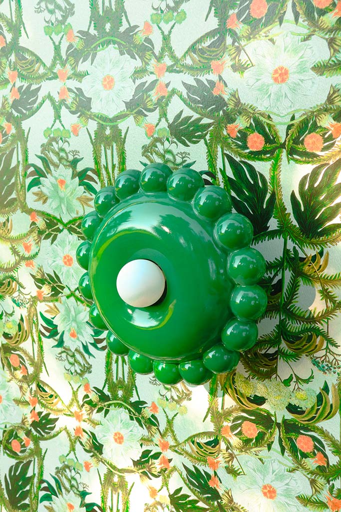 Comme une envie de casser les angles, cette collection tout en rondeur est une ode à la douceur avec une touche très décorative et intemporelle. 

La première pièce de la collection Luna est née d’une envie personnelle, lors de leur emménagement : créer des appliques murales comme des bijoux de mur, capables de dialoguer aussi bien avec un fond uni qu’avec un papier peint à motif. 

Depuis, la collection s’est naturellement déclinée en plusieurs formats.