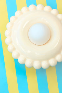 Comme une envie de casser les angles, cette collection tout en rondeur est une ode à la douceur avec une touche très décorative et intemporelle.

La première pièce de la collection Luna est née d’une envie personnelle, lors de leur emménagement : créer des appliques murales comme des bijoux de mur, capables de dialoguer aussi bien avec un fond uni qu’avec un papier peint à motif. 

Depuis, la collection s’est naturellement déclinée en plusieurs formats.