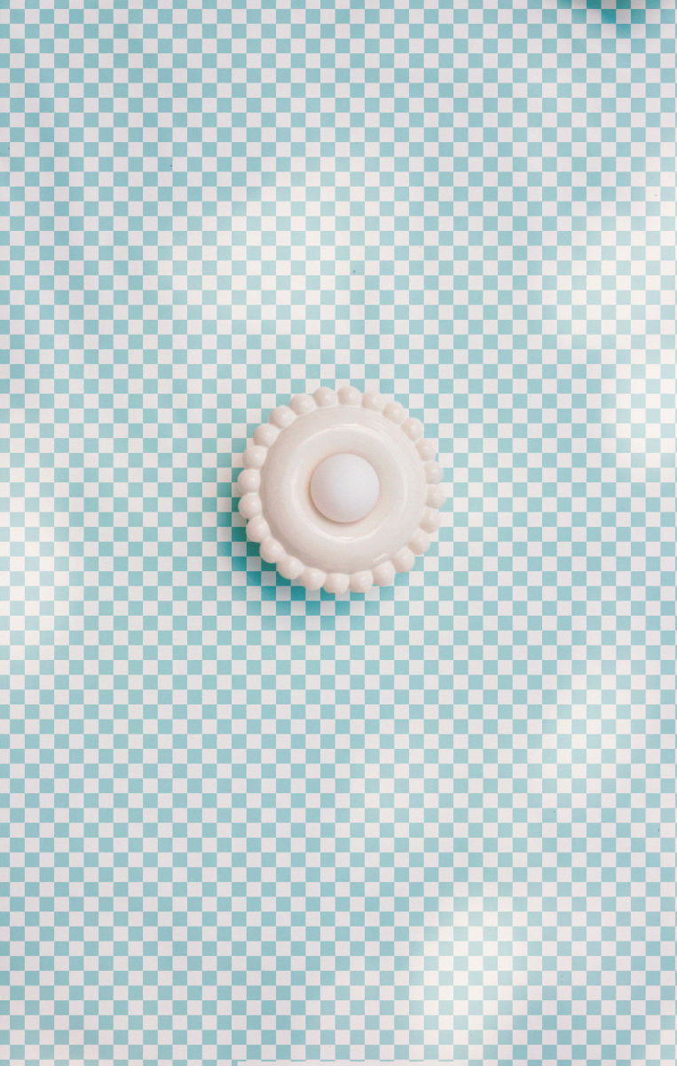 Comme une envie de casser les angles, cette collection Luna tout en rondeur est une ode à la douceur avec une touche très décorative et intemporelle.

La première de la collection Luna est née d’une envie personnelle, lors de leur emménagement : créer des appliques murales comme des bijoux de mur, capables de dialoguer aussi bien avec un fond uni qu’avec un papier peint à motif.

Depuis, la collection s’est naturellement déclinée en plusieurs formats.