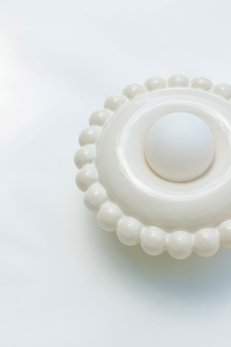 Comme une envie de casser les angles, cette collection Luna tout en rondeur est une ode à la douceur avec une touche très décorative et intemporelle.

La première de la collection Luna est née d’une envie personnelle, lors de leur emménagement : créer des appliques murales comme des bijoux de mur, capables de dialoguer aussi bien avec un fond uni qu’avec un papier peint à motif.

Depuis, la collection s’est naturellement déclinée en plusieurs formats.