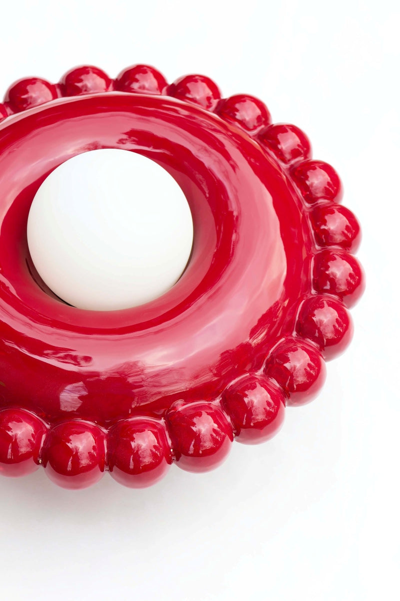 Comme une envie de casser les angles, cette collection Luna tout en rondeur est une ode à la douceur avec une touche très décorative et intemporelle.

La première de la collection Luna est née d’une envie personnelle, lors de leur emménagement : créer des appliques murales comme des bijoux de mur, capables de dialoguer aussi bien avec un fond uni qu’avec un papier peint à motif.

Depuis, la collection s’est naturellement déclinée en plusieurs formats.