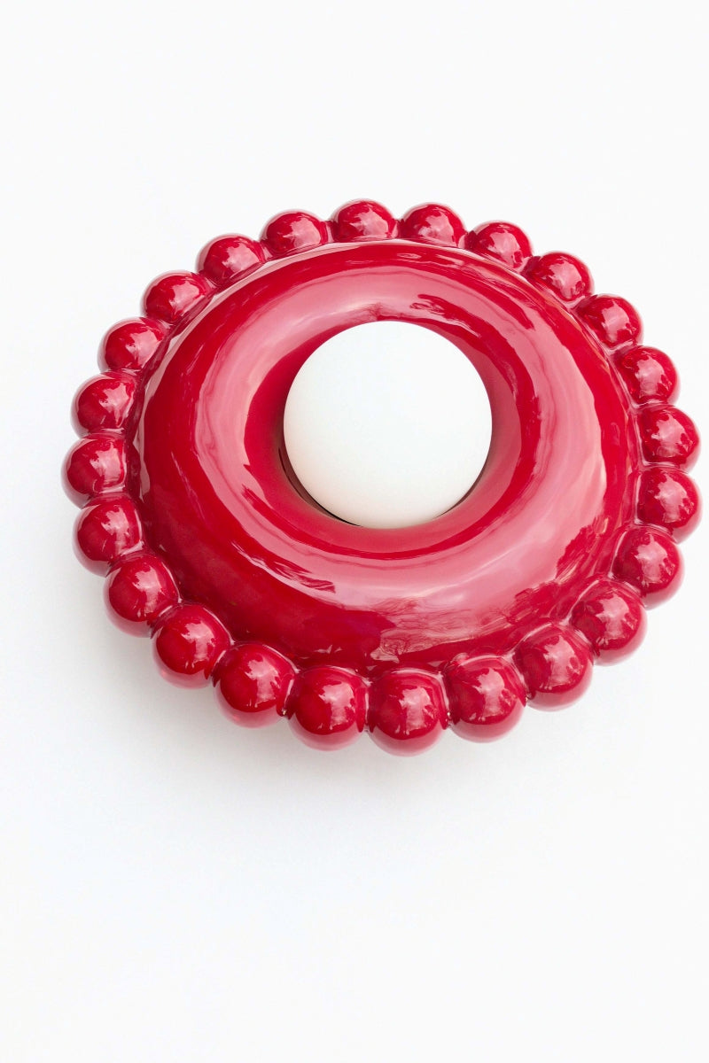 Comme une envie de casser les angles, cette collection Luna tout en rondeur est une ode à la douceur avec une touche très décorative et intemporelle.

La première de la collection Luna est née d’une envie personnelle, lors de leur emménagement : créer des appliques murales comme des bijoux de mur, capables de dialoguer aussi bien avec un fond uni qu’avec un papier peint à motif.

Depuis, la collection s’est naturellement déclinée en plusieurs formats.