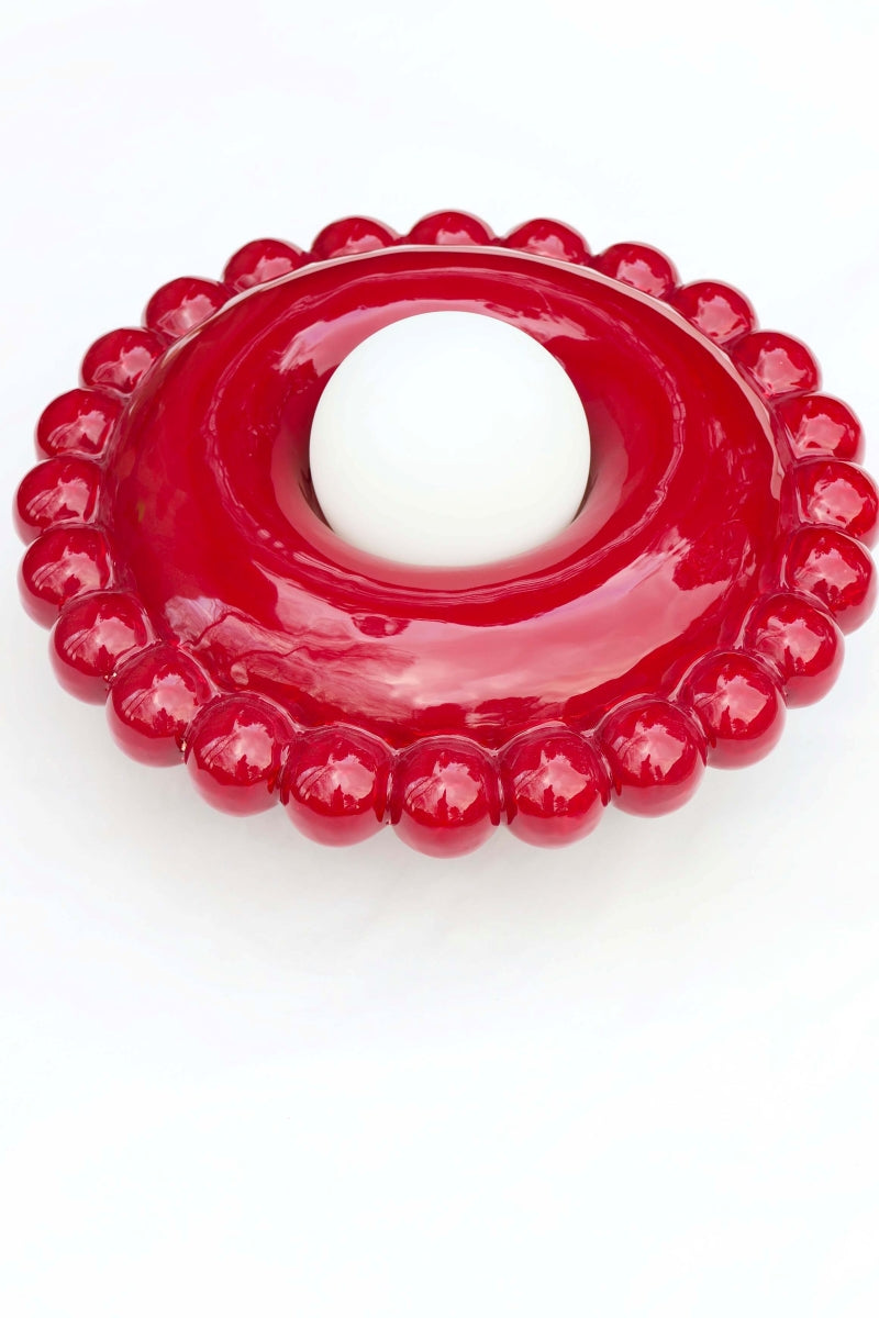 Comme une envie de casser les angles, cette collection tout en rondeur est une ode à la douceur avec une touche très décorative et intemporelle.

La première pièce de la collection Luna est née d’une envie personnelle, lors de leur emménagement : créer des appliques murales comme des bijoux de mur, capables de dialoguer aussi bien avec un fond uni qu’avec un papier peint à motif. 

Depuis, la collection s’est naturellement déclinée en plusieurs formats.