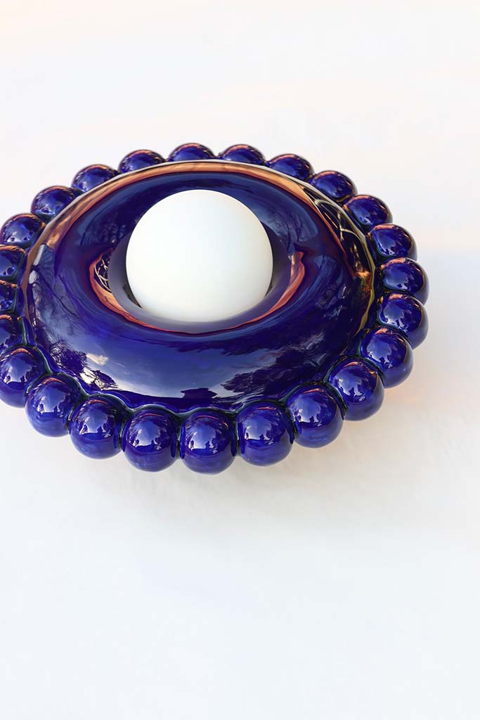 Comme une envie de casser les angles, cette collection Luna tout en rondeur est une ode à la douceur avec une touche très décorative et intemporelle.

La première de la collection Luna est née d’une envie personnelle, lors de leur emménagement : créer des appliques murales comme des bijoux de mur, capables de dialoguer aussi bien avec un fond uni qu’avec un papier peint à motif.

Depuis, la collection s’est naturellement déclinée en plusieurs formats.