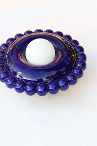 Comme une envie de casser les angles, cette collection Luna tout en rondeur est une ode à la douceur avec une touche très décorative et intemporelle.

La première de la collection Luna est née d’une envie personnelle, lors de leur emménagement : créer des appliques murales comme des bijoux de mur, capables de dialoguer aussi bien avec un fond uni qu’avec un papier peint à motif.

Depuis, la collection s’est naturellement déclinée en plusieurs formats.
