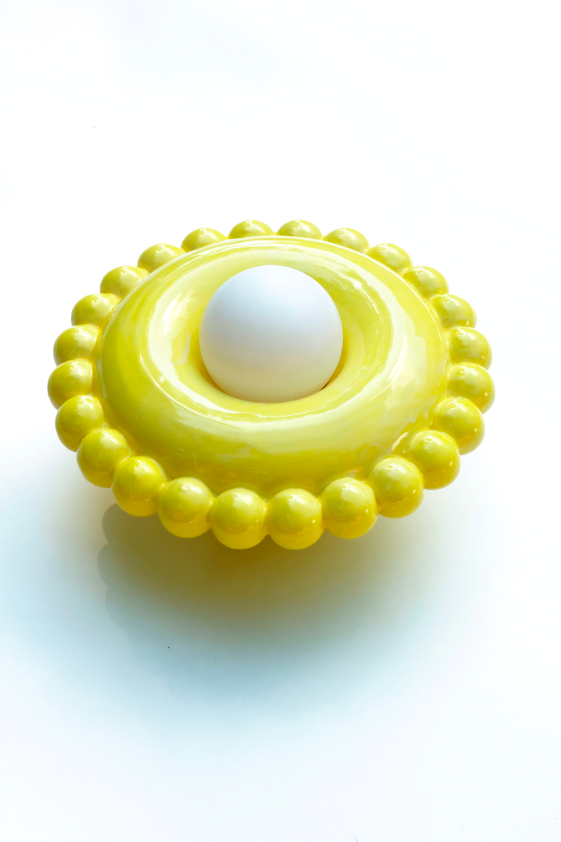 Comme une envie de casser les angles, cette collection Luna tout en rondeur est une ode à la douceur avec une touche très décorative et intemporelle.

La première de la collection Luna est née d’une envie personnelle, lors de leur emménagement : créer des appliques murales comme des bijoux de mur, capables de dialoguer aussi bien avec un fond uni qu’avec un papier peint à motif. 

Depuis, la collection s’est naturellement déclinée en plusieurs formats.