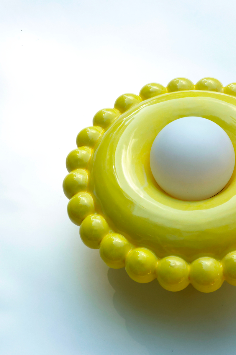 Comme une envie de casser les angles, cette collection tout en rondeur est une ode à la douceur avec une touche très décorative et intemporelle.

La première pièce de la collection Luna est née d’une envie personnelle, lors de leur emménagement : créer des appliques murales comme des bijoux de mur, capables de dialoguer aussi bien avec un fond uni qu’avec un papier peint à motif. 

Depuis, la collection s’est naturellement déclinée en plusieurs formats.