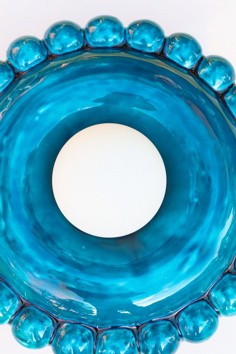Comme une envie de casser les angles, cette collection Luna tout en rondeur est une ode à la douceur avec une touche très décorative et intemporelle.

La première de la collection Luna est née d’une envie personnelle, lors de leur emménagement : créer des appliques murales comme des bijoux de mur, capables de dialoguer aussi bien avec un fond uni qu’avec un papier peint à motif.

Depuis, la collection s’est naturellement déclinée en plusieurs formats.