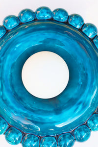 Comme une envie de casser les angles, cette collection Luna tout en rondeur est une ode à la douceur avec une touche très décorative et intemporelle.

La première de la collection Luna est née d’une envie personnelle, lors de leur emménagement : créer des appliques murales comme des bijoux de mur, capables de dialoguer aussi bien avec un fond uni qu’avec un papier peint à motif.

Depuis, la collection s’est naturellement déclinée en plusieurs formats.
