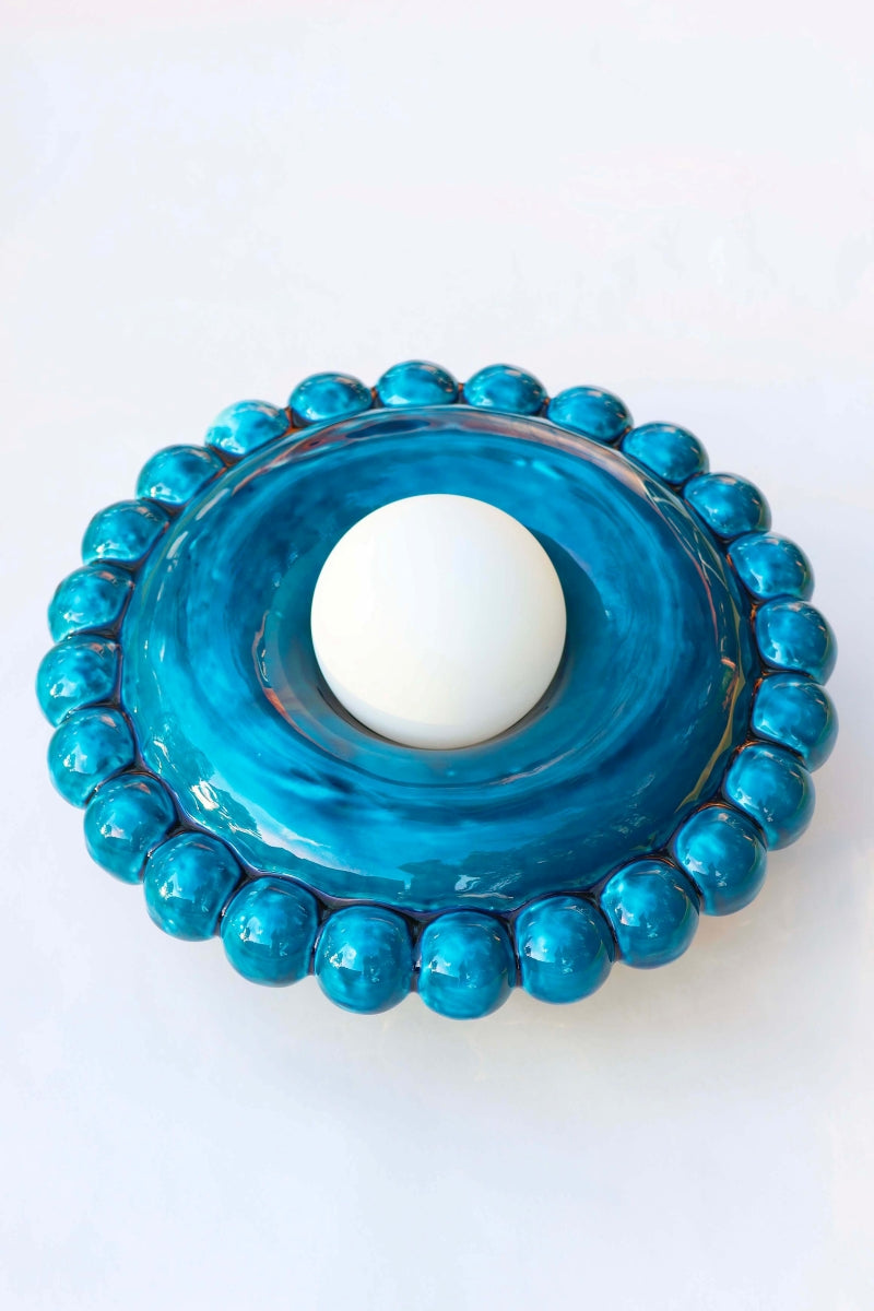 Comme une envie de casser les angles, cette collection tout en rondeur est une ode à la douceur avec une touche très décorative et intemporelle.

La première pièce de la collection Luna est née d’une envie personnelle, lors de leur emménagement : créer des appliques murales comme des bijoux de mur, capables de dialoguer aussi bien avec un fond uni qu’avec un papier peint à motif. 

Depuis, la collection s’est naturellement déclinée en plusieurs formats.