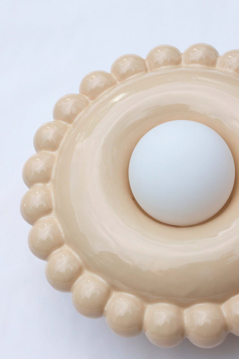 Comme une envie de casser les angles, cette collection tout en rondeur est une ode à la douceur avec une touche très décorative et intemporelle.

La première pièce de la collection Luna est née d’une envie personnelle, lors de leur emménagement : créer des appliques murales comme des bijoux de mur, capables de dialoguer aussi bien avec un fond uni qu’avec un papier peint à motif. 

Depuis, la collection s’est naturellement déclinée en plusieurs formats.