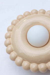 Comme une envie de casser les angles, cette collection tout en rondeur est une ode à la douceur avec une touche très décorative et intemporelle.

La première pièce de la collection Luna est née d’une envie personnelle, lors de leur emménagement : créer des appliques murales comme des bijoux de mur, capables de dialoguer aussi bien avec un fond uni qu’avec un papier peint à motif. 

Depuis, la collection s’est naturellement déclinée en plusieurs formats.