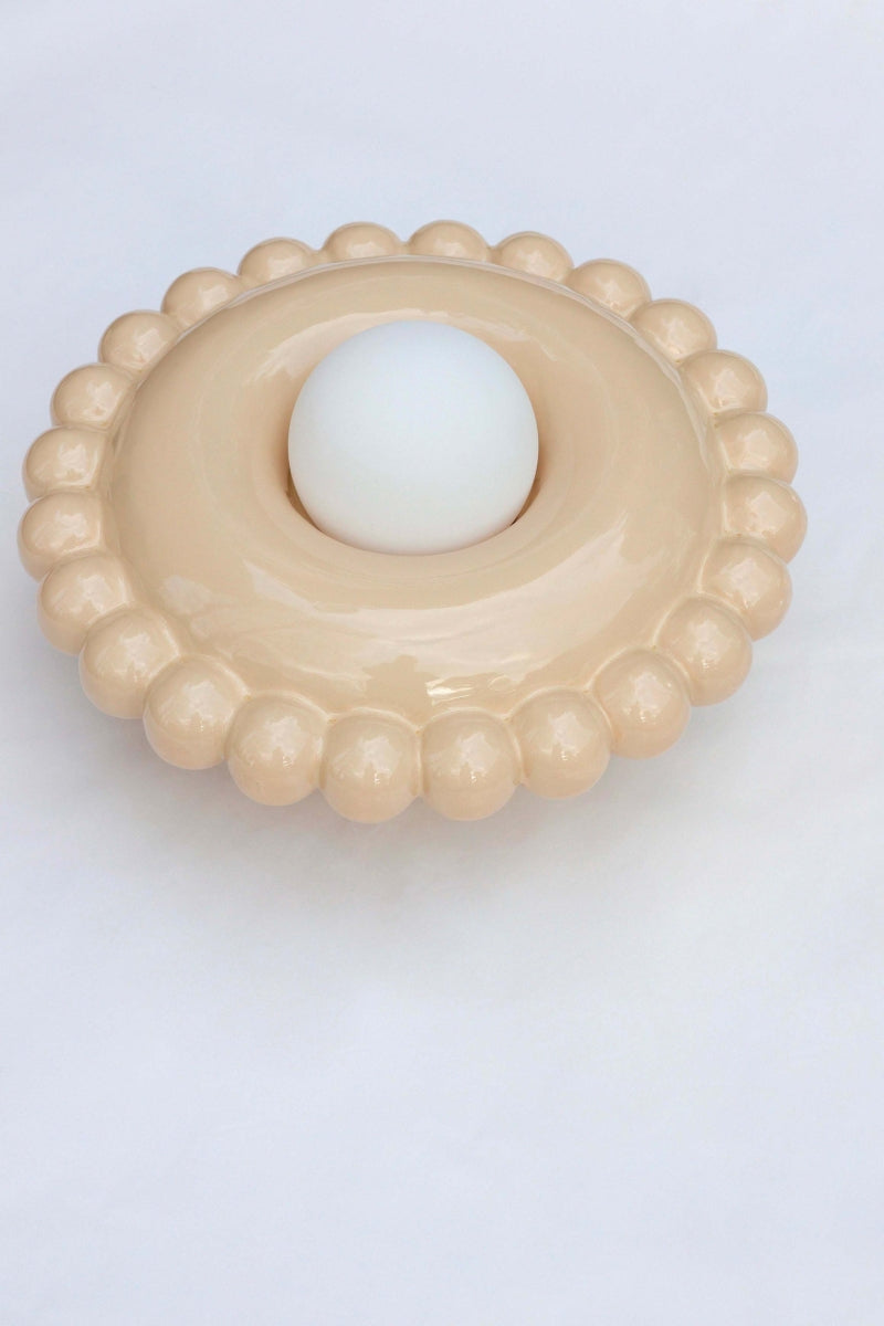 Comme une envie de casser les angles, cette collection Luna tout en rondeur est une ode à la douceur avec une touche très décorative et intemporelle.

La première de la collection Luna est née d’une envie personnelle, lors de leur emménagement : créer des appliques murales comme des bijoux de mur, capables de dialoguer aussi bien avec un fond uni qu’avec un papier peint à motif.

Depuis, la collection s’est naturellement déclinée en plusieurs formats.