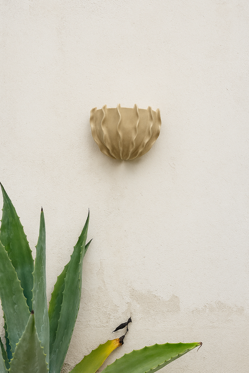 L'applique Oursin est entièrement réalisée à la main par Isabelle Carcy dans son atelier Maison Paradis en méditerranée. La mer Méditerranée, sa faune et sa flore constituent la principale source d’inspiration du travail d’Isabelle à mi-chemin entre la sculpture et la pièce décorative, Il émane une grande poésie dans son travail.

Ici, les animaux marins (oursins et coraux) ont influencé le modelage de cette applique.