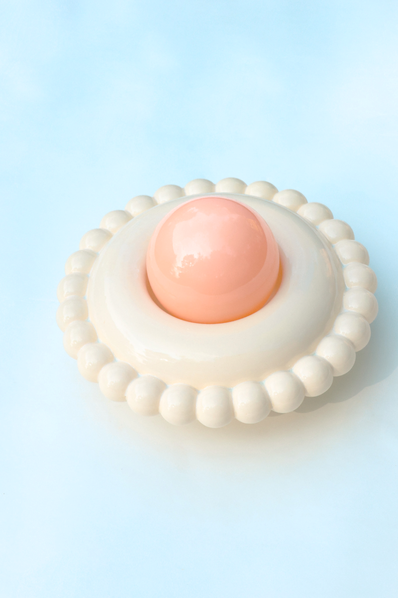 Inspirée par le succès de l’applique Luna, Soley en est la version plus légère, plus fine, et tout aussi solaire. Soley conserve un diamètre plus généreux mais avec une profondeur réduite, la rendant parfaite pour les espaces plus contraints ou les plafonds bas.

Fixé au centre de la pièce, le globe en verre opalin adoucit la lumière et apporte une touche diffuse à l’ensemble. Il est proposé au choix en rose blush ou vert olive, deux teintes exclusives à l’univers de la marque.