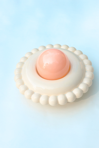 Inspirée par le succès de l’applique Luna, Soley en est la version plus légère, plus fine, et tout aussi solaire. Soley conserve un diamètre plus généreux mais avec une profondeur réduite, la rendant parfaite pour les espaces plus contraints ou les plafonds bas.

Fixé au centre de la pièce, le globe en verre opalin adoucit la lumière et apporte une touche diffuse à l’ensemble. Il est proposé au choix en rose blush ou vert olive, deux teintes exclusives à l’univers de la marque.