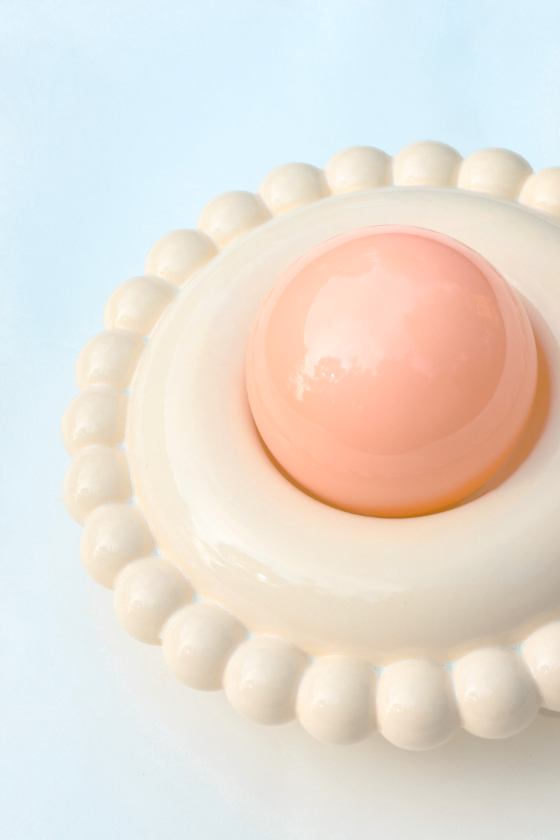 Inspirée par le succès de l’applique Luna, Soley en est la version plus légère, plus fine, et tout aussi solaire. Soley conserve un diamètre plus généreux mais avec une profondeur réduite, la rendant parfaite pour les espaces plus contraints ou les plafonds bas.

Fixé au centre de la pièce, le globe en verre opalin adoucit la lumière et apporte une touche diffuse à l’ensemble. Il est proposé au choix en rose blush ou vert olive, deux teintes exclusives à l’univers de la marque.
