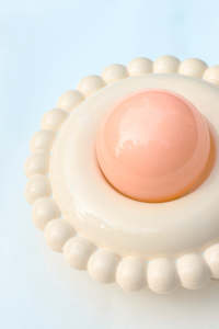 Inspirée par le succès de l’applique Luna, Soley en est la version plus légère, plus fine, et tout aussi solaire. Soley conserve un diamètre plus généreux mais avec une profondeur réduite, la rendant parfaite pour les espaces plus contraints ou les plafonds bas.

Fixé au centre de la pièce, le globe en verre opalin adoucit la lumière et apporte une touche diffuse à l’ensemble. Il est proposé au choix en rose blush ou vert olive, deux teintes exclusives à l’univers de la marque.