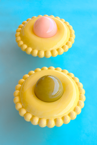 Inspirée par le succès de l’applique Luna, Soley en est la version plus légère, plus fine, et tout aussi solaire. Soley conserve un diamètre plus généreux mais avec une profondeur réduite, la rendant parfaite pour les espaces plus contraints ou les plafonds bas.

Fixé au centre de la pièce, le globe en verre opalin adoucit la lumière et apporte une touche diffuse à l’ensemble. Il est proposé au choix en rose blush ou vert olive, deux teintes exclusives à l’univers de la marque.