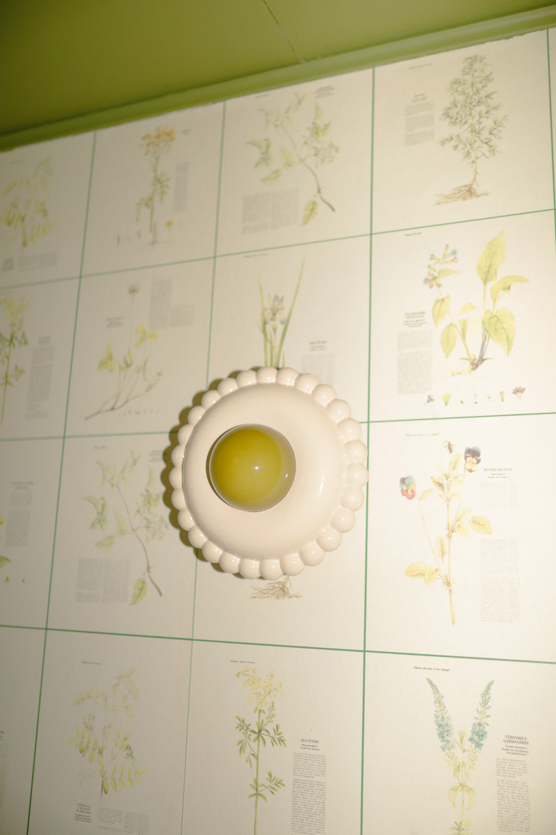 Inspirée par le succès de l’applique Luna, Soley en est la version plus légère, plus fine, et tout aussi solaire. Soley conserve un diamètre plus généreux mais avec une profondeur réduite, la rendant parfaite pour les espaces plus contraints ou les plafonds bas.

Fixé au centre de la pièce, le globe en verre opalin adoucit la lumière et apporte une touche diffuse à l’ensemble. Il est proposé au choix en rose blush ou vert olive, deux teintes exclusives à l’univers de la marque.