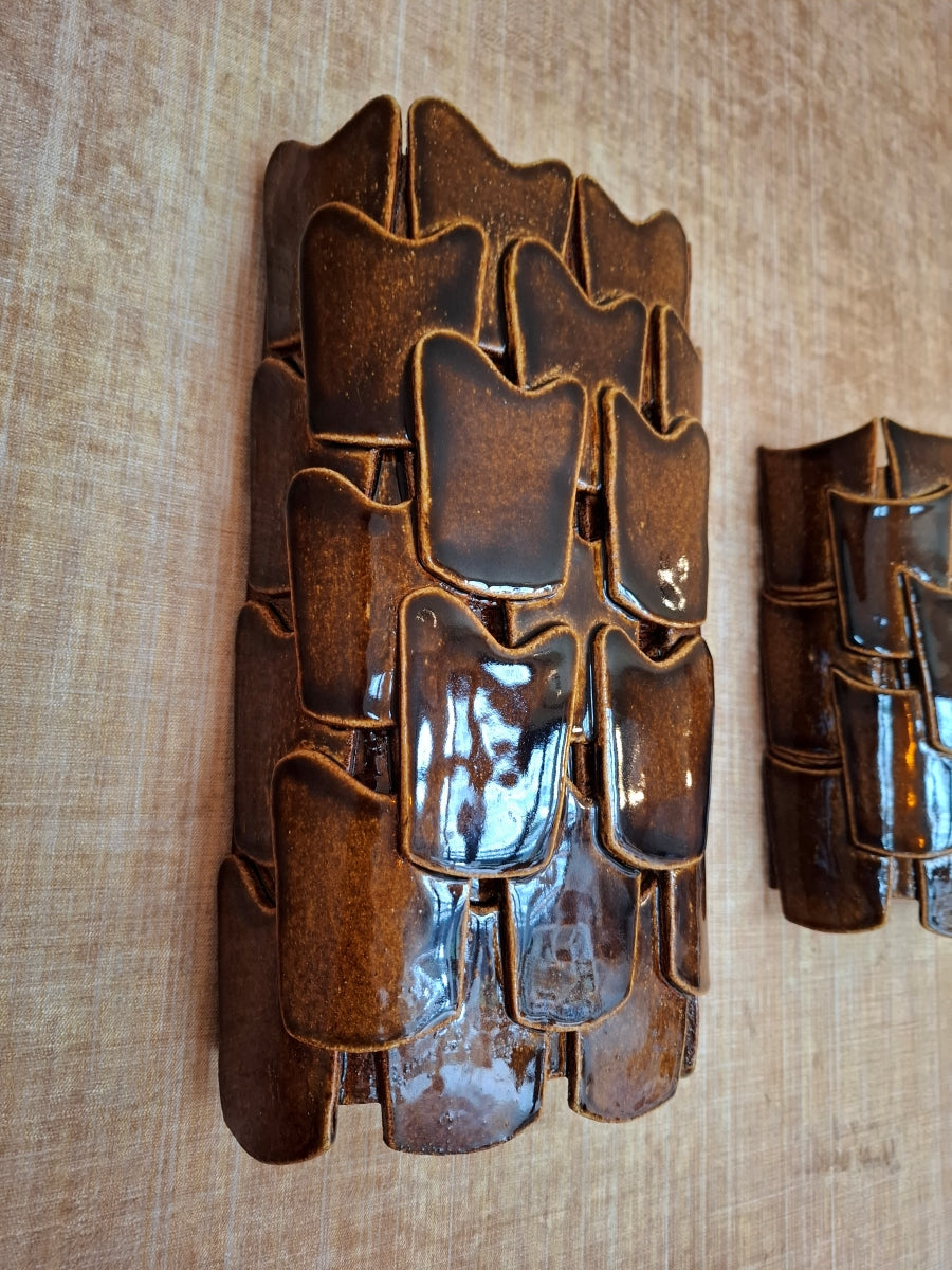 VAGUE est une applique de la créatrice Adeline Delesalle en exclusivité chez Caroline Andréoni La Maison. L’amour de la mer et de la Méditerranée l’ont inspiré pour cette collection aux formes rondes et juxtaposées évoquant les flots.

L'applique est fabriquée avec du grès blanc chamotté, terre lisse à laquelle a été rajoutée de la terre cuite broyée, lui donnant une texture idéale pour le modelage et un grain authentique.