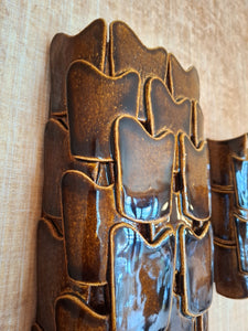 VAGUE est une applique de la créatrice Adeline Delesalle en exclusivité chez Caroline Andréoni La Maison. L’amour de la mer et de la Méditerranée l’ont inspiré pour cette collection aux formes rondes et juxtaposées évoquant les flots.

L'applique est fabriquée avec du grès blanc chamotté, terre lisse à laquelle a été rajoutée de la terre cuite broyée, lui donnant une texture idéale pour le modelage et un grain authentique.
