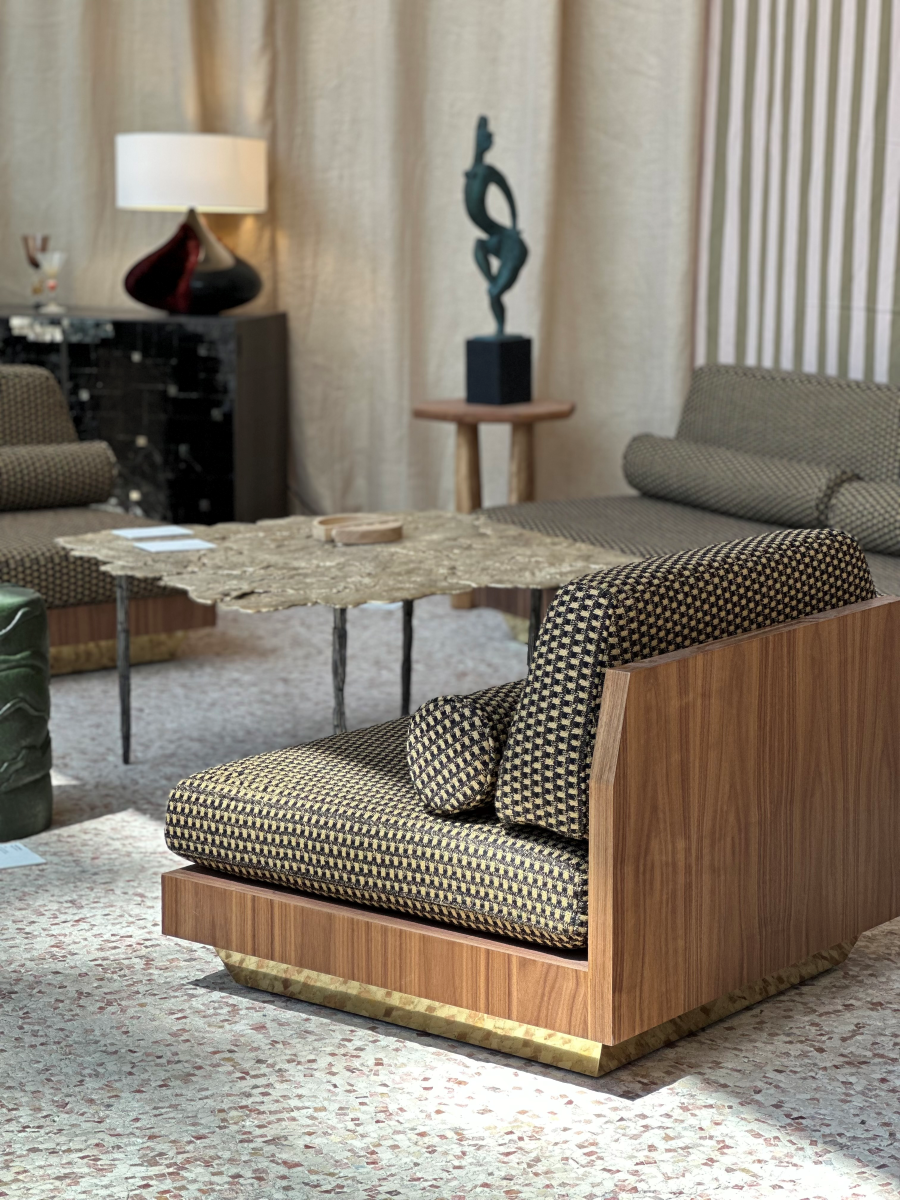 Inspirée des années 30, la banquette W/S WOOD est plaquée d'un noyer américain. Ses proportions et son pied en laiton lui confèrent un très grand confort et révèlent une pièce tout à fait unique.