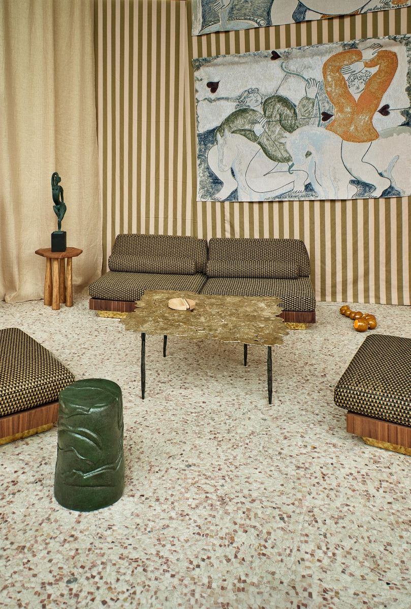 Inspirée des années 30, la banquette W/S WOOD est plaquée d'un noyer américain. Ses proportions et son pied en laiton lui confèrent un très grand confort et révèlent une pièce tout à fait unique.