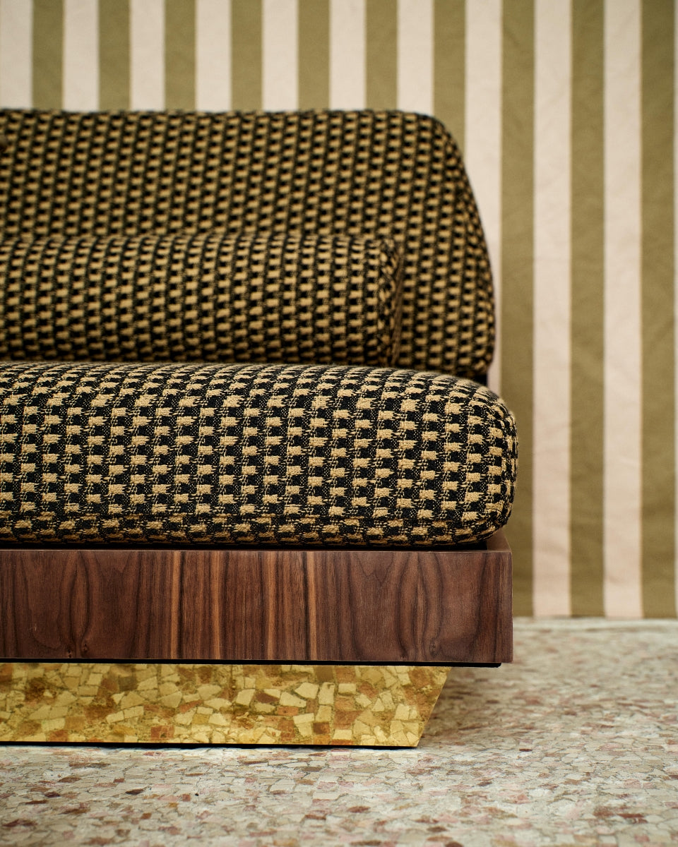 Inspirée des années 30, la banquette W/S WOOD est plaquée d'un noyer américain. Ses proportions et son pied en laiton lui confèrent un très grand confort et révèlent une pièce tout à fait unique.