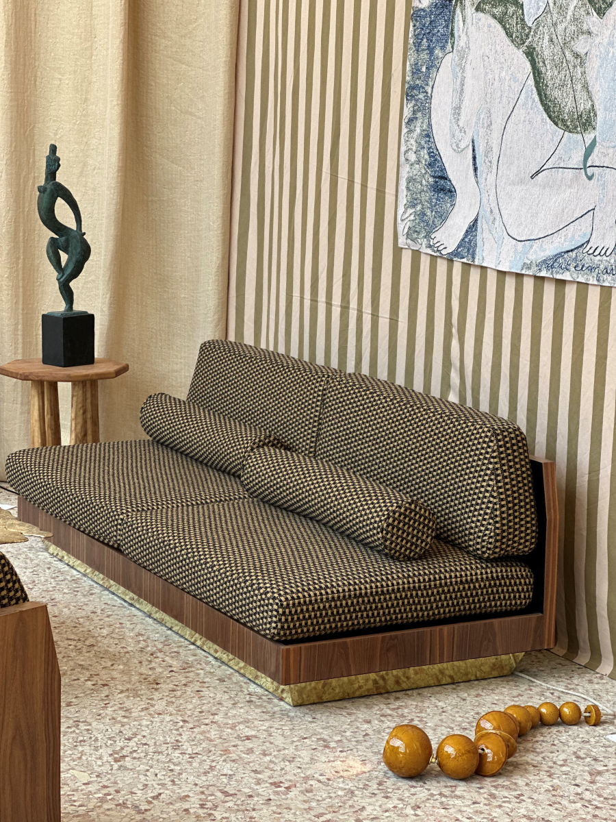 Inspirée des années 30, la banquette W/S WOOD est plaquée d'un noyer américain. Ses proportions et son pied en laiton lui confèrent un très grand confort et révèlent une pièce tout à fait unique.