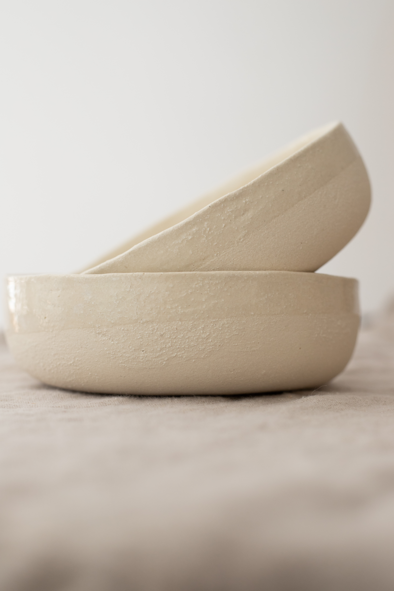 Les vide-poches Full proposés en exclusivité sur Caroline Andréoni La Maison porte le nom de par leur fonctionnalité. Confectionnés par Adeline Delesalle, ces petits bols sont multifonctions. Ils peuvent à la fois faire office de vide-poches, de coupelles ou de récipient.