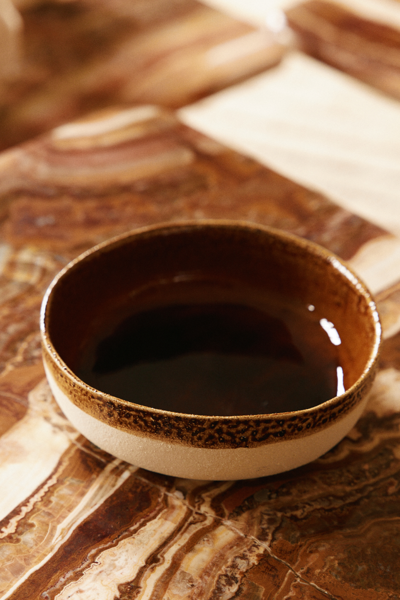 Les vide-poches Full proposés en exclusivité sur Caroline Andréoni La Maison porte le nom de par leur fonctionnalité. Confectionnés par Adeline Delesalle, ces petits bols sont multifonctions. Ils peuvent à la fois faire office de vide-poches, de coupelles ou de récipient.
Ces derniers, vendus en lot de deux (choix de couleur possible), sont fabriqués avec du grès blanc chamotté, terre lisse à laquelle a été rajoutée de la terre cuite broyée, leur donnant une texture idéale pour le modelage.