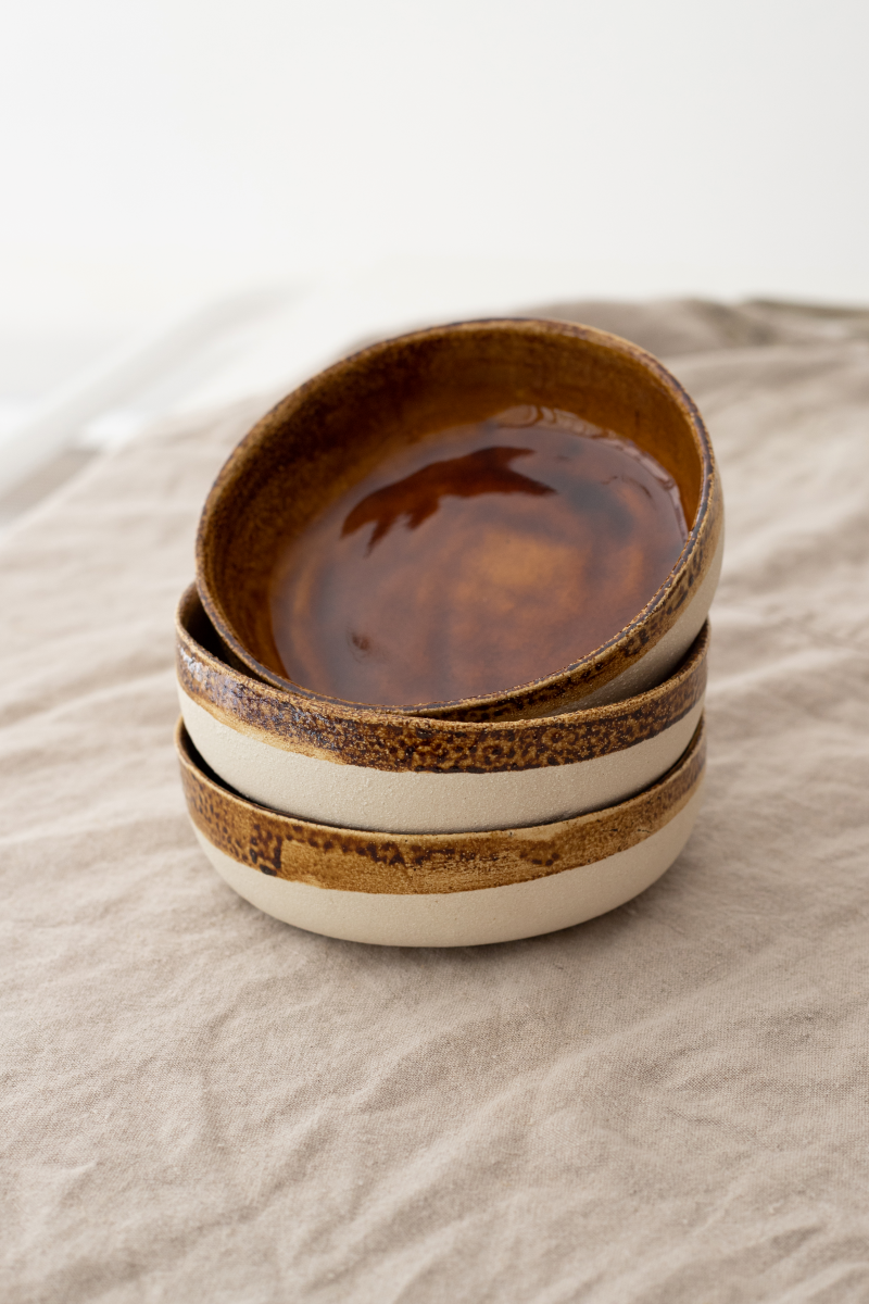 Les vide-poches Full proposés en exclusivité sur Caroline Andréoni La Maison porte le nom de par leur fonctionnalité. Confectionnés par Adeline Delesalle, ces petits bols sont multifonctions. Ils peuvent à la fois faire office de vide-poches, de coupelles ou de récipient.