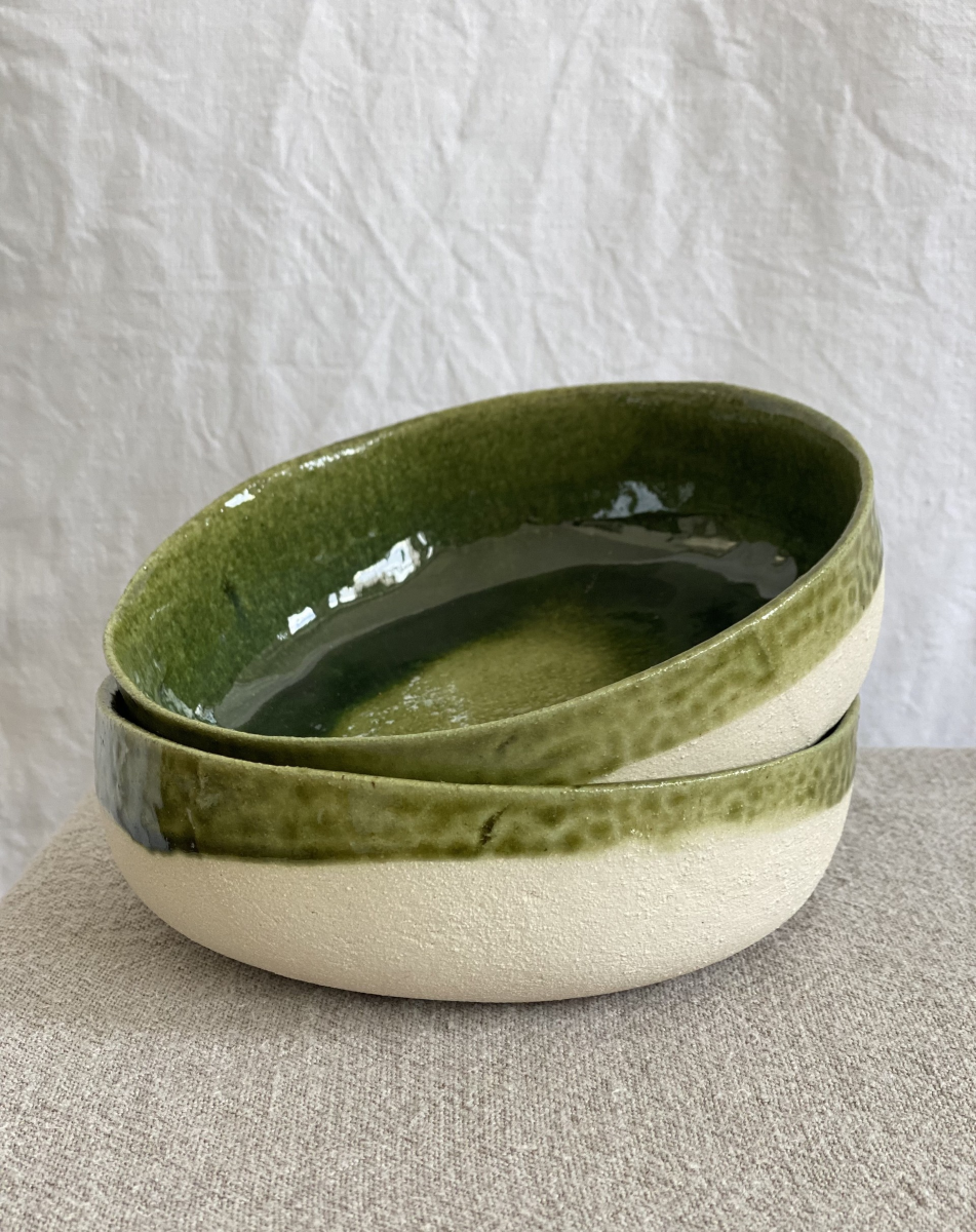 Les vide-poches Full proposés en exclusivité sur Caroline Andréoni La Maison porte le nom de par leur fonctionnalité. Confectionnés par Adeline Delesalle, ces petits bols sont multifonctions. Ils peuvent à la fois faire office de vide-poches, de coupelles ou de récipient.
Ces derniers, vendus en lot de deux (choix de couleur possible), sont fabriqués avec du grès blanc chamotté, terre lisse à laquelle a été rajoutée de la terre cuite broyée, leur donnant une texture idéale pour le modelage.