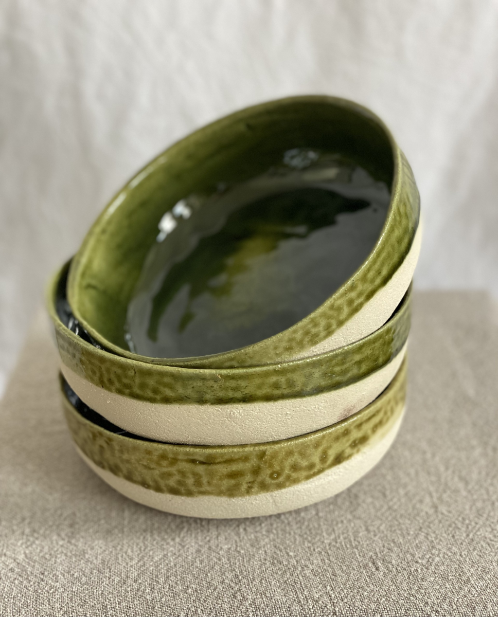 Les vide-poches Full proposés en exclusivité sur Caroline Andréoni La Maison porte le nom de par leur fonctionnalité. Confectionnés par Adeline Delesalle, ces petits bols sont multifonctions. Ils peuvent à la fois faire office de vide-poches, de coupelles ou de récipient.
Ces derniers, vendus en lot de deux (choix de couleur possible), sont fabriqués avec du grès blanc chamotté, terre lisse à laquelle a été rajoutée de la terre cuite broyée, leur donnant une texture idéale pour le modelage.