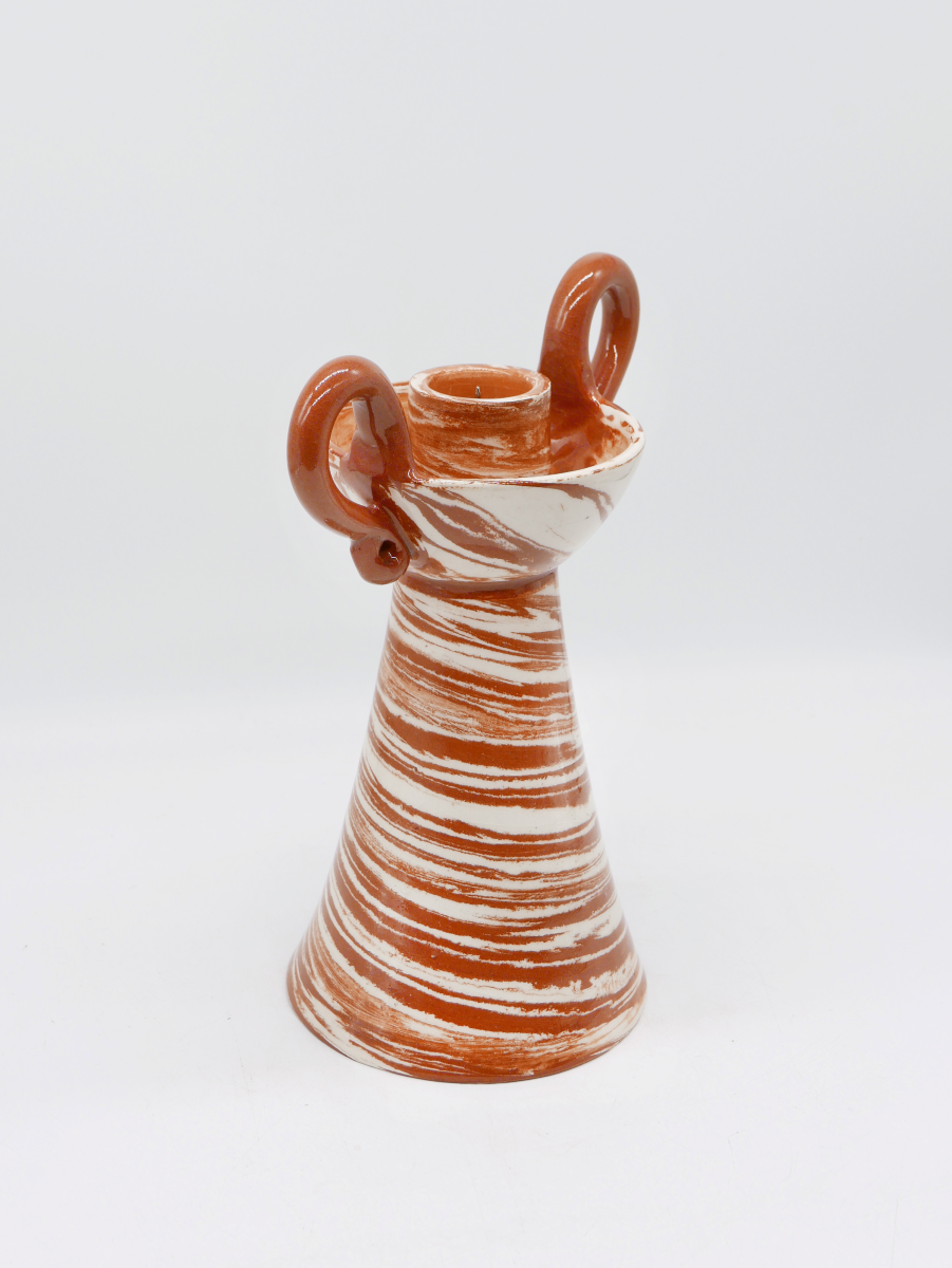 Fruit d’une rencontre entre Datcha et Caroline Andréoni La Maison, le bougeoir "Kassabah" incarne l’équilibre parfait entre savoir-faire ancestral et design contemporain.

Entièrement façonné à la main dans les ateliers de potiers marocains, chaque pièce est unique. Le bougeoir est en faïence émaillée, réalisé selon la technique des terres mêlées, dévoilant un marbré naturel aux nuances terracotta et ivoire.