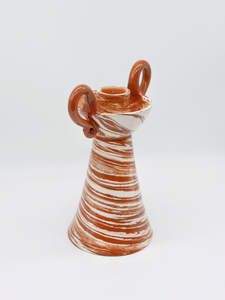 Fruit d’une rencontre entre Datcha et Caroline Andréoni La Maison, le bougeoir "Kassabah" incarne l’équilibre parfait entre savoir-faire ancestral et design contemporain.

Entièrement façonné à la main dans les ateliers de potiers marocains, chaque pièce est unique. Le bougeoir est en faïence émaillée, réalisé selon la technique des terres mêlées, dévoilant un marbré naturel aux nuances terracotta et ivoire.